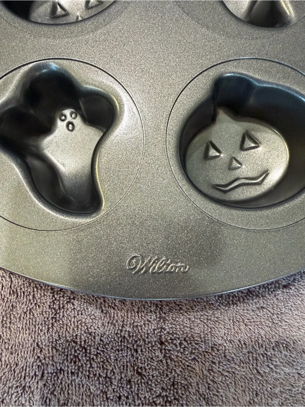 🎃 Wilton Halloween Ghost & Pumpkin Baking Pan - Gray Nonstick